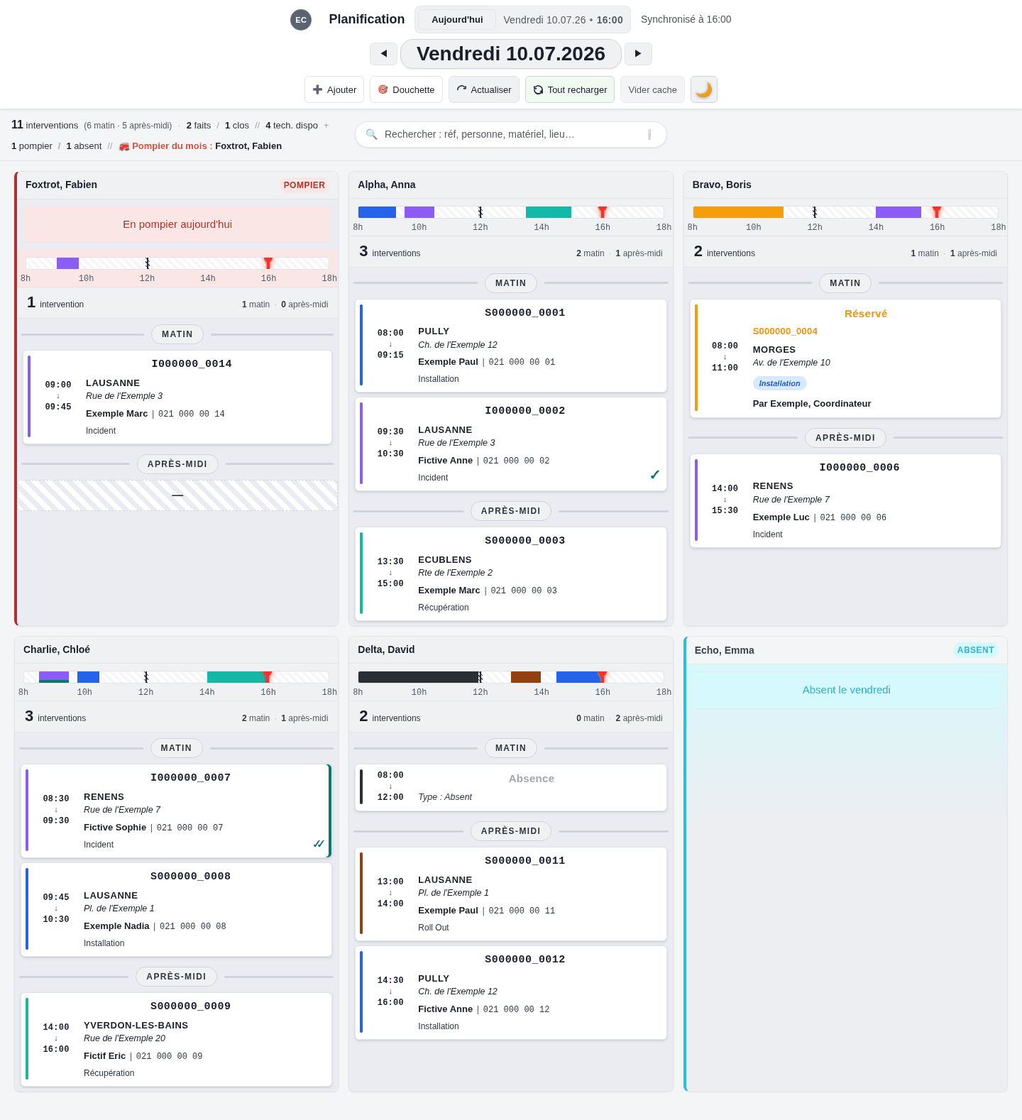 Vue classique en thème clair : cartes des techniciens avec frise, interventions et séparation matin, après-midi (données fictives)